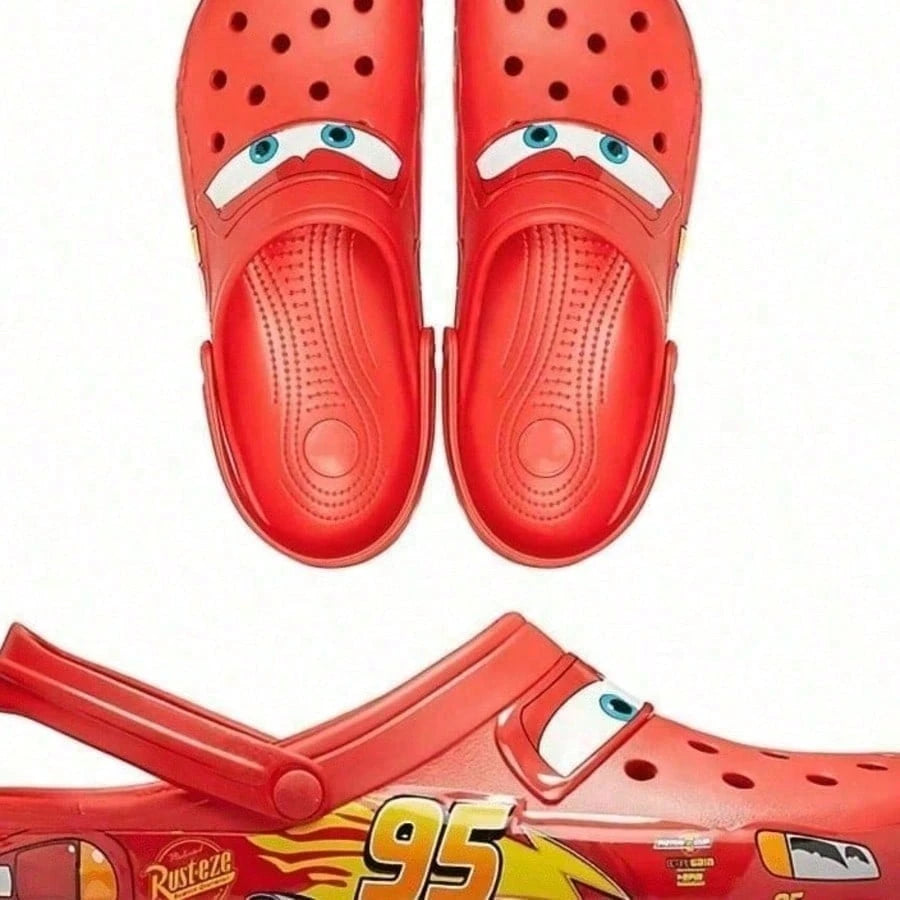 FIFA Co-Branded Cartoon IP Lightning Mac Red Clog Shoes, No. 95 Racing Theme Print, Soft Sole, Anti-Slip, Breathable, Casual Sandals, Summer Outdoor Beach Versatile Style