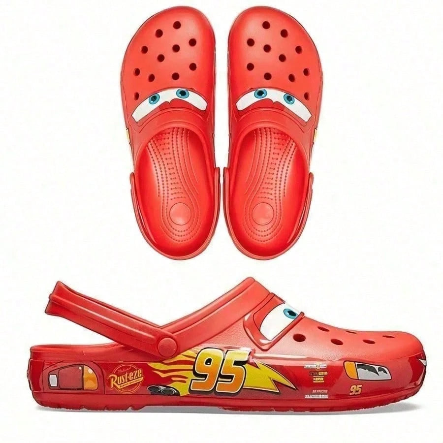 FIFA Co-Branded Cartoon IP Lightning Mac Red Clog Shoes, No. 95 Racing Theme Print, Soft Sole, Anti-Slip, Breathable, Casual Sandals, Summer Outdoor Beach Versatile Style