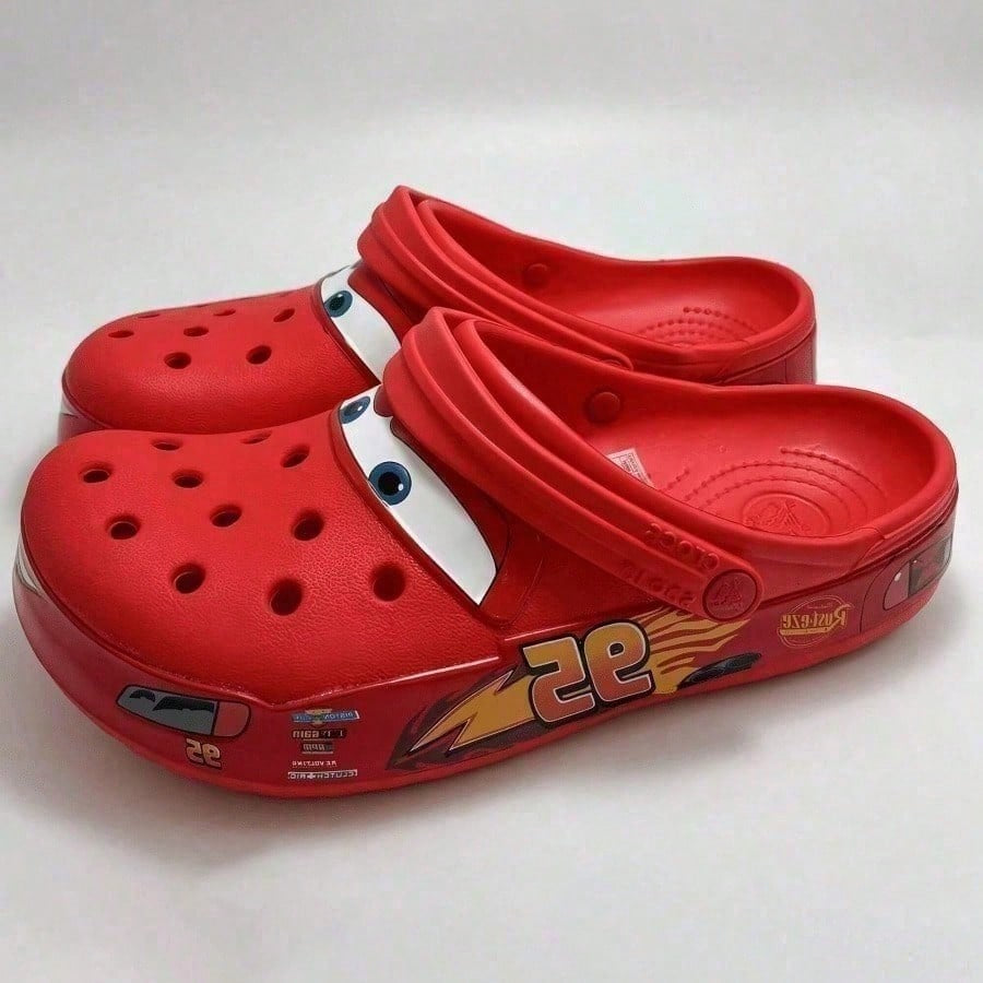 FIFA Co-Branded Cartoon IP Lightning Mac Red Clog Shoes, No. 95 Racing Theme Print, Soft Sole, Anti-Slip, Breathable, Casual Sandals, Summer Outdoor Beach Versatile Style